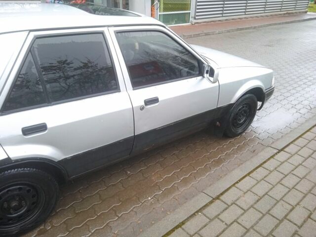 Серый Форд Орион, объемом двигателя 0 л и пробегом 200 тыс. км за 450 $, фото 3 на Automoto.ua