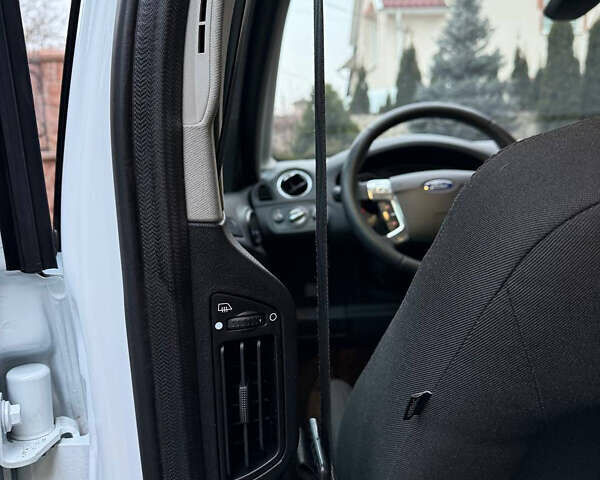 Белый Форд С-Макс, объемом двигателя 2 л и пробегом 176 тыс. км за 10392 $, фото 62 на Automoto.ua