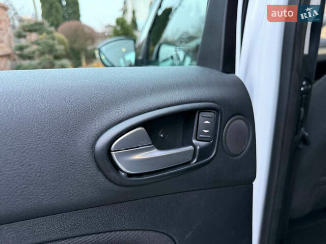 Белый Форд С-Макс, объемом двигателя 2 л и пробегом 176 тыс. км за 10392 $, фото 58 на Automoto.ua