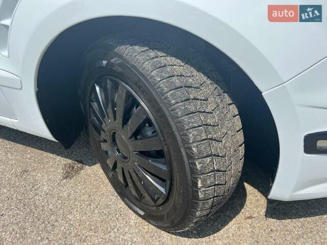 Белый Форд С-Макс, объемом двигателя 2 л и пробегом 208 тыс. км за 8500 $, фото 15 на Automoto.ua