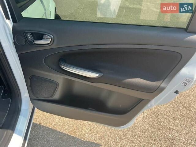 Белый Форд С-Макс, объемом двигателя 2 л и пробегом 208 тыс. км за 8500 $, фото 9 на Automoto.ua