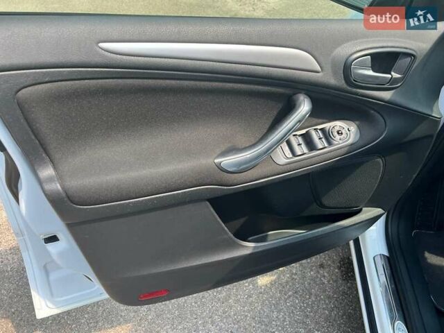 Белый Форд С-Макс, объемом двигателя 2 л и пробегом 208 тыс. км за 8500 $, фото 13 на Automoto.ua