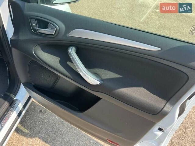 Белый Форд С-Макс, объемом двигателя 2 л и пробегом 208 тыс. км за 8500 $, фото 8 на Automoto.ua