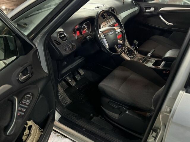 Бежевый Форд С-Макс, объемом двигателя 1.8 л и пробегом 220 тыс. км за 3250 $, фото 7 на Automoto.ua