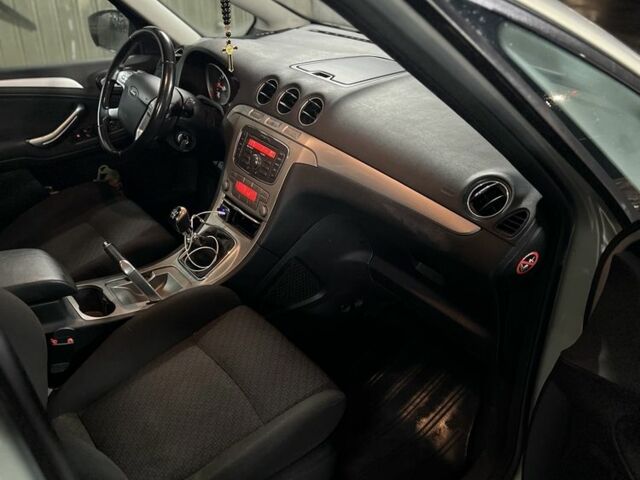 Бежевый Форд С-Макс, объемом двигателя 1.8 л и пробегом 220 тыс. км за 3250 $, фото 6 на Automoto.ua