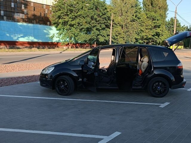 Черный Форд С-Макс, объемом двигателя 0 л и пробегом 300 тыс. км за 7700 $, фото 1 на Automoto.ua