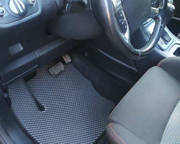 Черный Форд С-Макс, объемом двигателя 2 л и пробегом 237 тыс. км за 9000 $, фото 10 на Automoto.ua