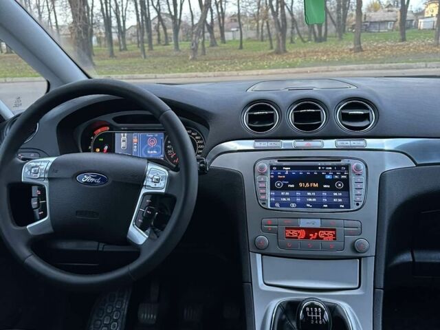 Черный Форд С-Макс, объемом двигателя 2 л и пробегом 184 тыс. км за 8900 $, фото 4 на Automoto.ua