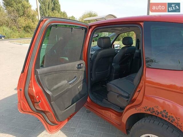 Красный Форд С-Макс, объемом двигателя 2 л и пробегом 229 тыс. км за 5700 $, фото 7 на Automoto.ua