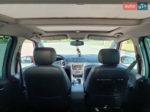 Красный Форд С-Макс, объемом двигателя 2 л и пробегом 229 тыс. км за 5700 $, фото 13 на Automoto.ua