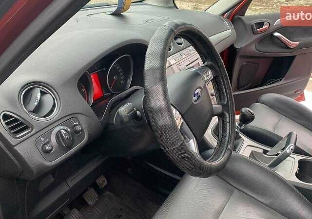 Красный Форд С-Макс, объемом двигателя 1.8 л и пробегом 300 тыс. км за 6100 $, фото 2 на Automoto.ua