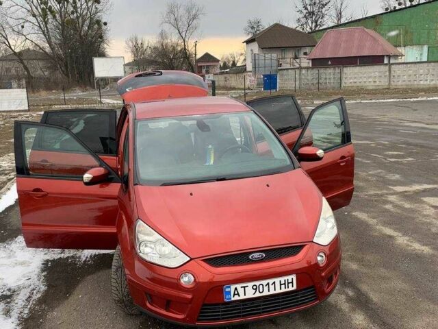Красный Форд С-Макс, объемом двигателя 1.8 л и пробегом 300 тыс. км за 6600 $, фото 1 на Automoto.ua