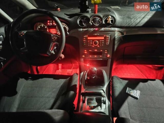 Красный Форд С-Макс, объемом двигателя 2 л и пробегом 300 тыс. км за 6550 $, фото 4 на Automoto.ua