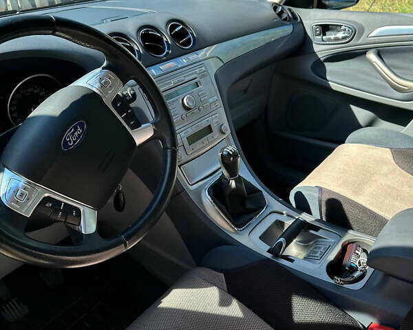 Серый Форд С-Макс, объемом двигателя 2 л и пробегом 46 тыс. км за 9000 $, фото 7 на Automoto.ua