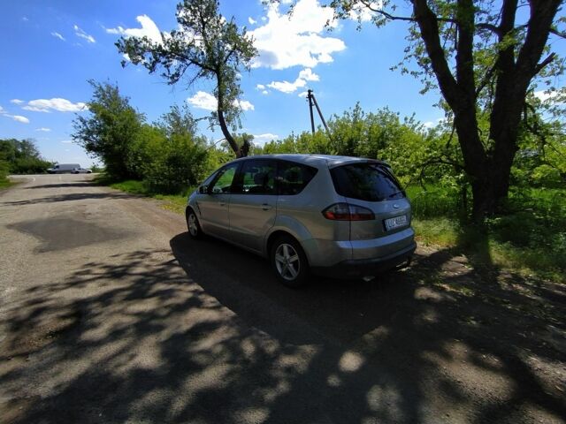 Серый Форд С-Макс, объемом двигателя 2 л и пробегом 316 тыс. км за 4100 $, фото 1 на Automoto.ua