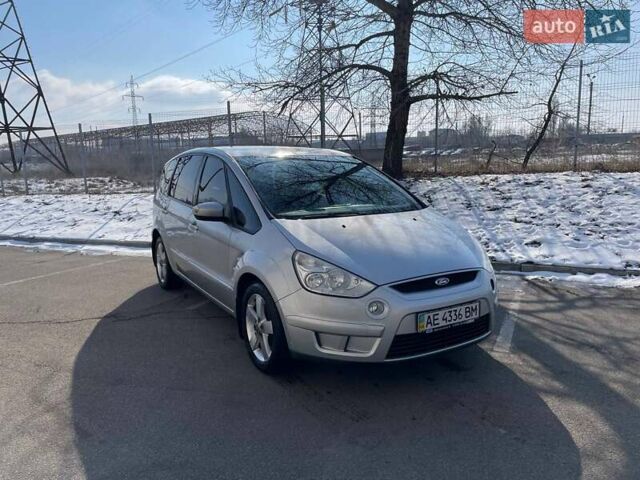 Серый Форд С-Макс, объемом двигателя 2.5 л и пробегом 157 тыс. км за 6000 $, фото 1 на Automoto.ua