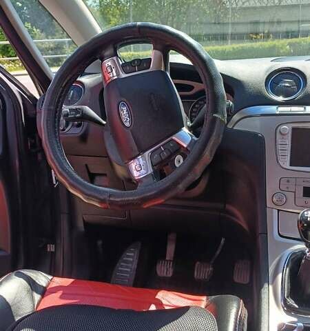 Серый Форд С-Макс, объемом двигателя 1.8 л и пробегом 263 тыс. км за 5500 $, фото 1 на Automoto.ua