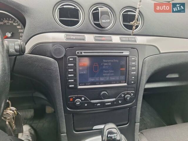 Серый Форд С-Макс, объемом двигателя 2 л и пробегом 221 тыс. км за 9500 $, фото 1 на Automoto.ua