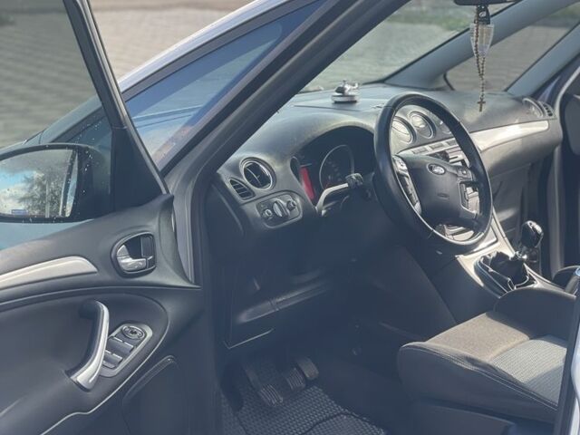 Серый Форд С-Макс, объемом двигателя 1.6 л и пробегом 220 тыс. км за 9200 $, фото 3 на Automoto.ua