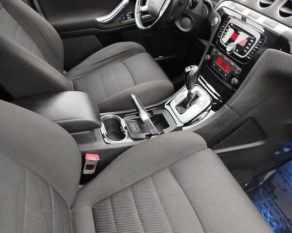 Серый Форд С-Макс, объемом двигателя 2 л и пробегом 207 тыс. км за 10490 $, фото 18 на Automoto.ua