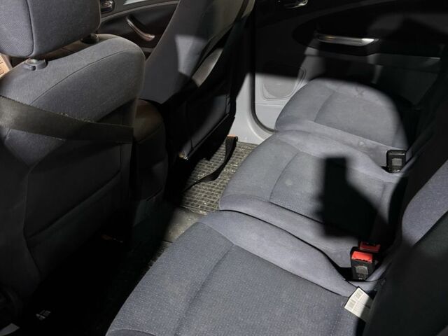 Серый Форд С-Макс, объемом двигателя 2 л и пробегом 230 тыс. км за 3900 $, фото 6 на Automoto.ua