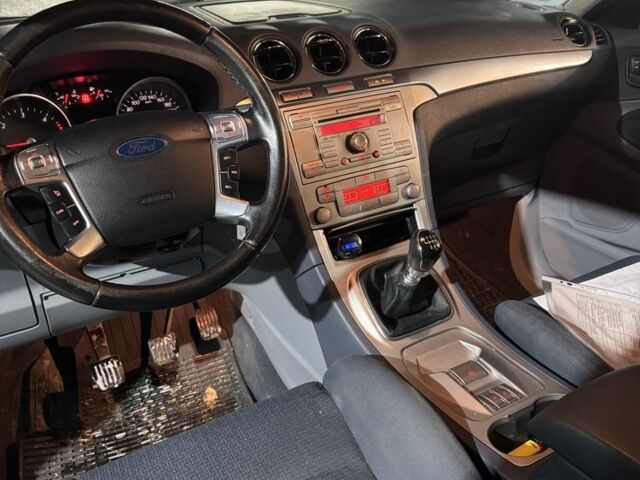 Серый Форд С-Макс, объемом двигателя 2 л и пробегом 230 тыс. км за 3900 $, фото 5 на Automoto.ua