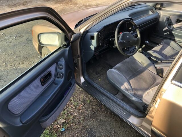 Бежевый Форд Скорпио, объемом двигателя 2.4 л и пробегом 300 тыс. км за 1250 $, фото 6 на Automoto.ua