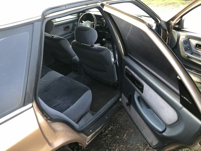 Бежевый Форд Скорпио, объемом двигателя 2.4 л и пробегом 300 тыс. км за 1250 $, фото 8 на Automoto.ua