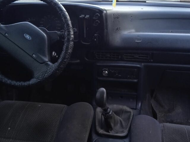 Красный Форд Скорпио, объемом двигателя 2 л и пробегом 280 тыс. км за 1100 $, фото 4 на Automoto.ua