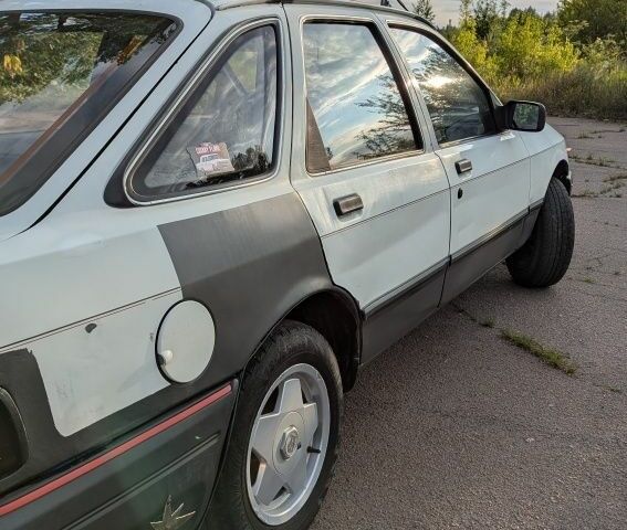 Белый Форд Сиерра, объемом двигателя 2.3 л и пробегом 800 тыс. км за 900 $, фото 2 на Automoto.ua