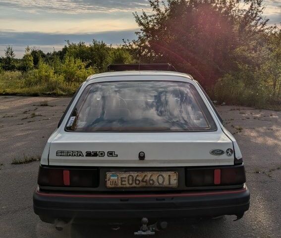 Белый Форд Сиерра, объемом двигателя 2.3 л и пробегом 800 тыс. км за 900 $, фото 3 на Automoto.ua