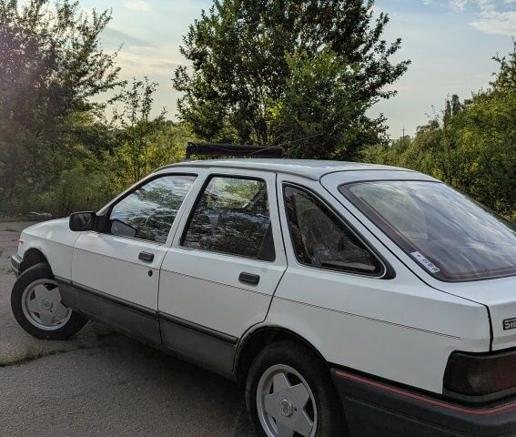 Белый Форд Сиерра, объемом двигателя 2.3 л и пробегом 800 тыс. км за 900 $, фото 4 на Automoto.ua