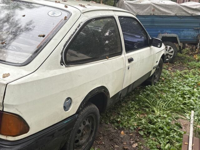 Белый Форд Сиерра, объемом двигателя 1.6 л и пробегом 1000 тыс. км за 479 $, фото 4 на Automoto.ua