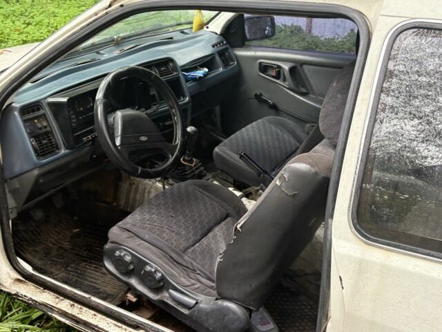 Белый Форд Сиерра, объемом двигателя 1.6 л и пробегом 1000 тыс. км за 479 $, фото 5 на Automoto.ua