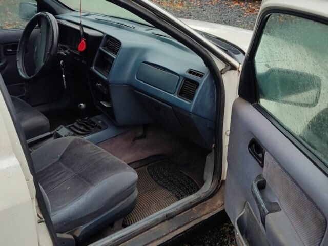 Белый Форд Сиерра, объемом двигателя 2 л и пробегом 250 тыс. км за 800 $, фото 4 на Automoto.ua