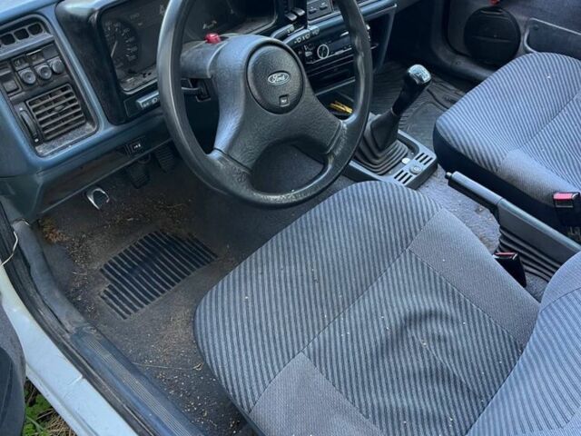 Белый Форд Сиерра, объемом двигателя 1.8 л и пробегом 315 тыс. км за 597 $, фото 4 на Automoto.ua