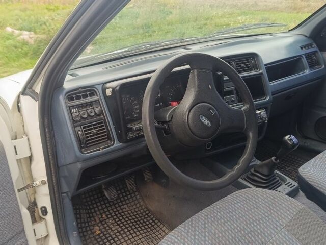 Белый Форд Сиерра, объемом двигателя 1.8 л и пробегом 330 тыс. км за 900 $, фото 6 на Automoto.ua