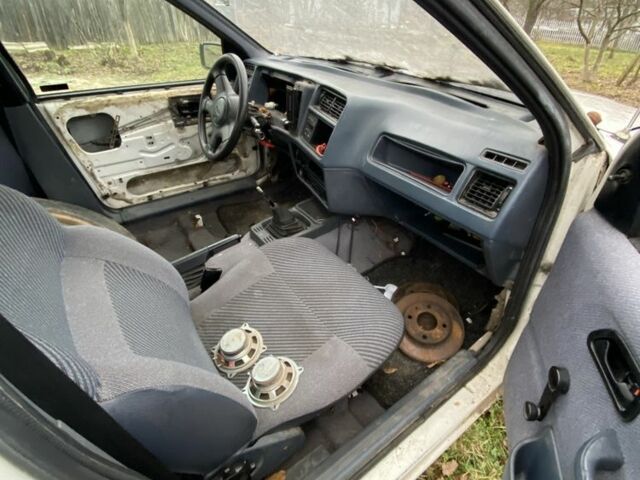 Белый Форд Сиерра, объемом двигателя 1.8 л и пробегом 320 тыс. км за 237 $, фото 3 на Automoto.ua