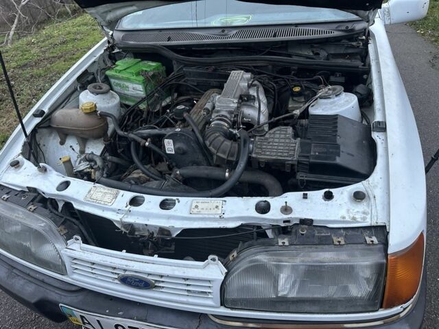 Белый Форд Сиерра, объемом двигателя 2 л и пробегом 200 тыс. км за 750 $, фото 5 на Automoto.ua