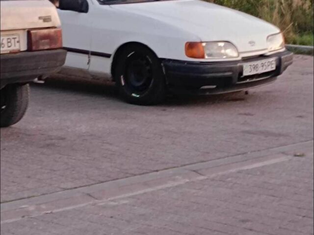 Белый Форд Сиерра, объемом двигателя 2 л и пробегом 1000 тыс. км за 475 $, фото 5 на Automoto.ua