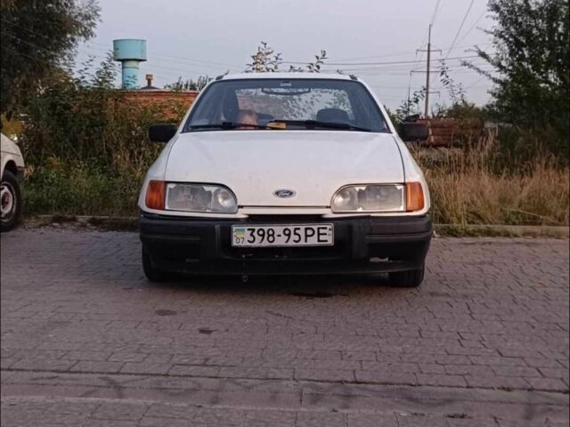 Белый Форд Сиерра, объемом двигателя 2 л и пробегом 1000 тыс. км за 475 $, фото 4 на Automoto.ua