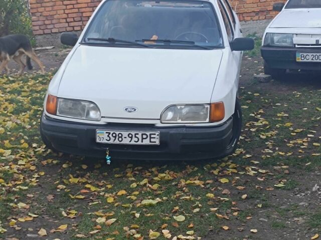 Белый Форд Сиерра, объемом двигателя 2 л и пробегом 1000 тыс. км за 475 $, фото 1 на Automoto.ua