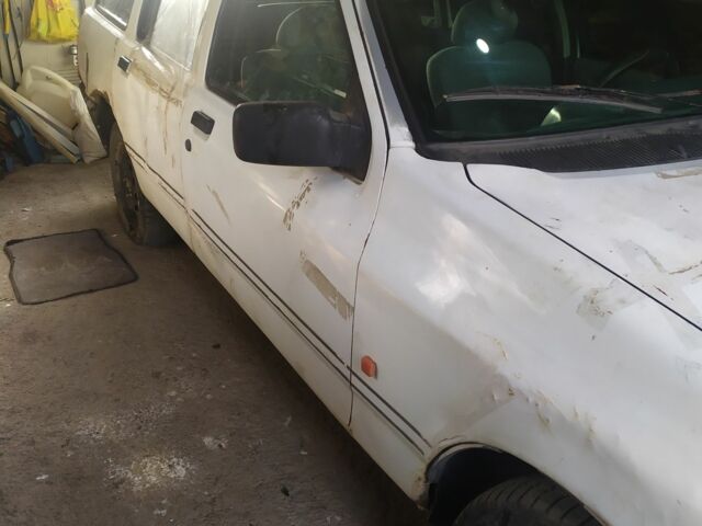 Білий Форд Сієрра, об'ємом двигуна 2 л та пробігом 200 тис. км за 477 $, фото 2 на Automoto.ua