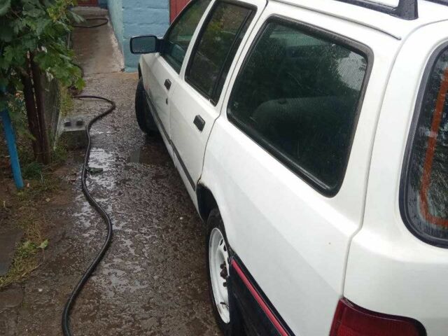 Білий Форд Сієрра, об'ємом двигуна 1.8 л та пробігом 330 тис. км за 1000 $, фото 7 на Automoto.ua