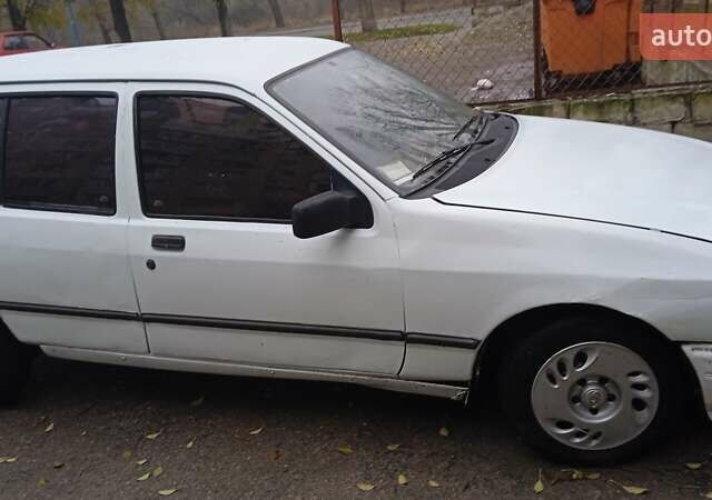 Белый Форд Сиерра, объемом двигателя 1.8 л и пробегом 200 тыс. км за 1000 $, фото 2 на Automoto.ua