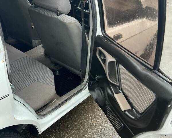 Белый Форд Сиерра, объемом двигателя 1.8 л и пробегом 250 тыс. км за 550 $, фото 7 на Automoto.ua