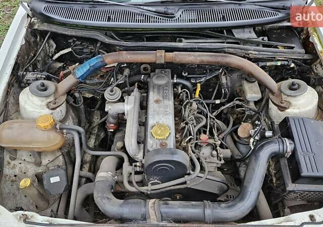 Білий Форд Сієрра, об'ємом двигуна 1.8 л та пробігом 68 тис. км за 1100 $, фото 12 на Automoto.ua