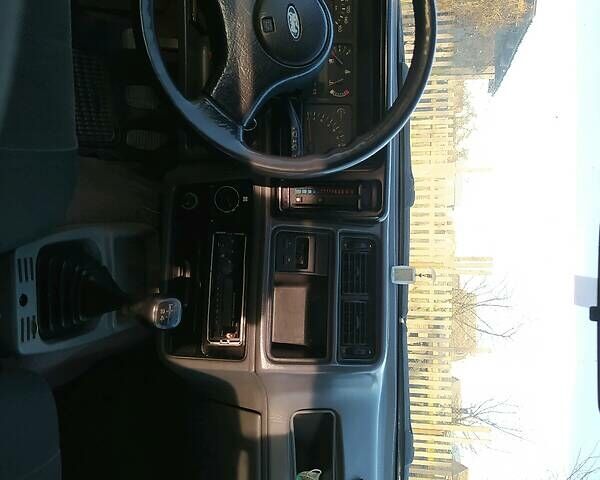 Красный Форд Сиерра, объемом двигателя 1.8 л и пробегом 300 тыс. км за 1000 $, фото 6 на Automoto.ua