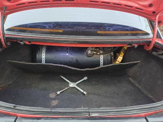 Красный Форд Сиерра, объемом двигателя 2 л и пробегом 250 тыс. км за 1200 $, фото 6 на Automoto.ua