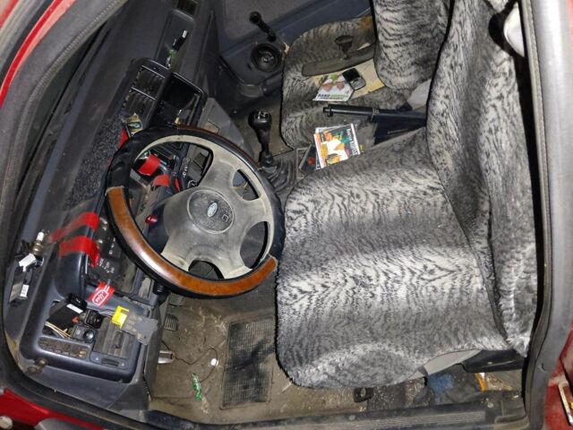 Красный Форд Сиерра, объемом двигателя 0 л и пробегом 200 тыс. км за 500 $, фото 2 на Automoto.ua